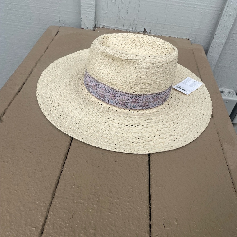 New with tags— Neutral Straw Hat with Floral Band